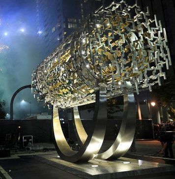 Tens of Thousands Unveil Cyrus-Inspired Freedom Sculpture in L.A.