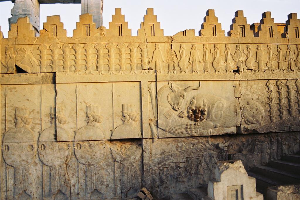 Persepolis-Darius_palace-stairs_relief