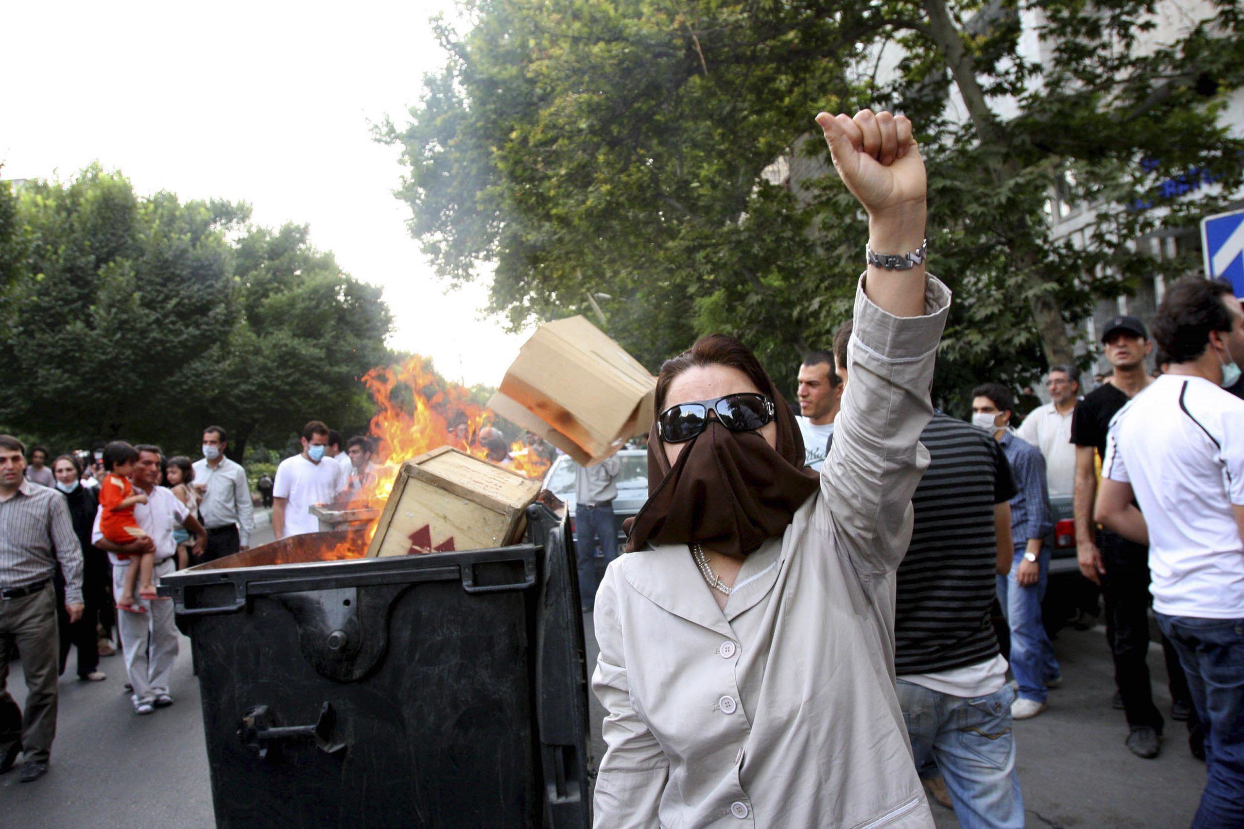 2009-07-09T120000Z_983124263_GM1E57A097Y01_RTRMADP_3_IRAN-PROTESTS-scaled