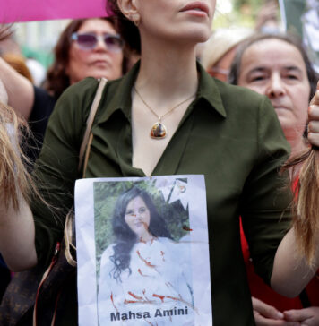 Iran Protests Spread, Death Toll Rises as Internet Curbed