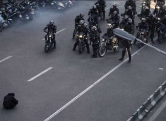 Iran’s Bazaar Merchants Protest As Currency Plunges to New Low and Protestors Chant ‘Long Live the Shah’