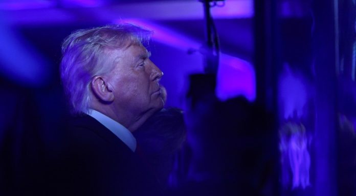 Trump Says Iran Should Surrender, Threatens to Bomb Oman