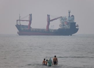 Hormuz Traffic Slows to Multi-Week Low as Renewed US-Iran Strikes Raise Security Risks