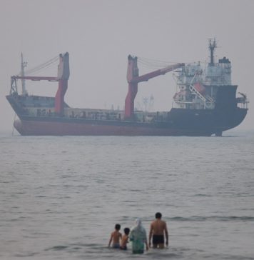 Hormuz Traffic Slows to Multi-Week Low as Renewed US-Iran Strikes Raise Security Risks