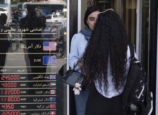 Iranian Rial Hits New Low as Central Bank Sells Dollars to Support Currency