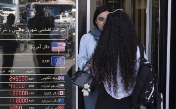 Iranian Rial Hits New Low as Central Bank Sells Dollars to Support Currency